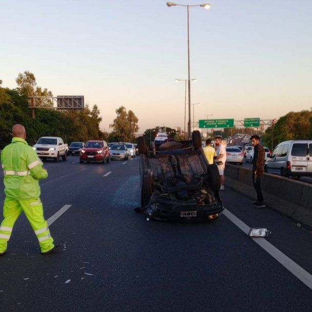 Accidente en la General Paz: un auto chocó y volcó a la altura de Liniers