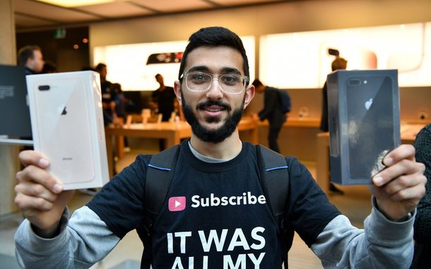La primera persona en tener un iPhone 8 acampó en la puerta de una Apple Store 10 días