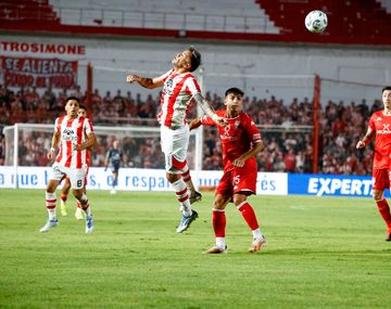 Instituto derrotó a Huracán por 2-0 y se convirtió en el líder de la Zona A