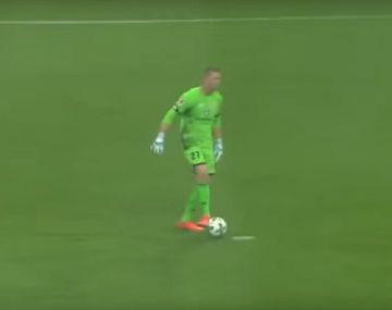 ¿A dónde estaba mirando? Un insólito blooper en la Liga alemana