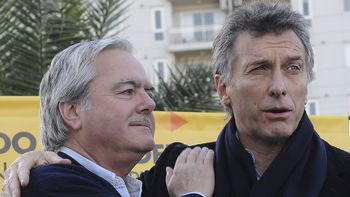 pinedo le entregara los atributos del mando presidencial a mauricio macri pinedo le entregara los atributos del mando presidencial a mauricio macri