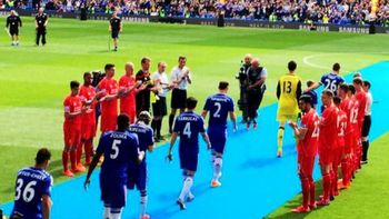 para imitar: asi recibio el liverpool a su rival, el campeon chelsea