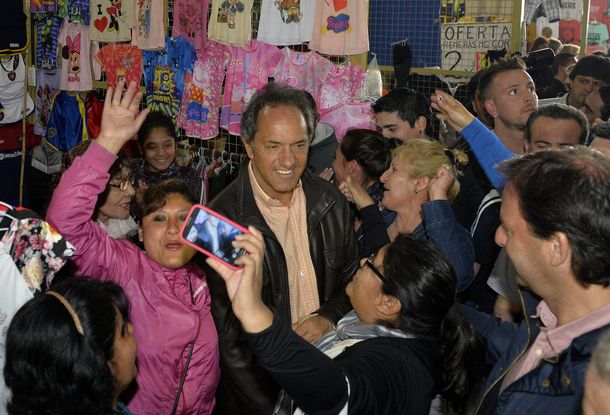 Scioli prometió ampliar la compra-venta de dólar ahorro