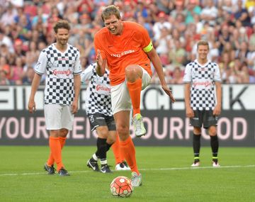 Una estrella de la NBA hizo un papelón al patear un penal