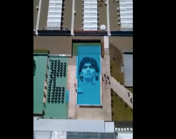 El impresionante video desde un Dron de la gigantografía de Maradona en una pileta