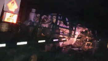 fuerte choque frontal en la ruta 12: una camioneta se cruzo de carril fuerte choque frontal en la ruta 12: una camioneta se cruzo de carril