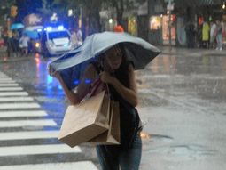 se acerca una fuerte tormenta de viento y lluvia a la ciudad se acerca una fuerte tormenta de viento y lluvia a la ciudad