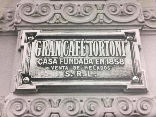 Robaron la placa fundamental del mítico Café Tortoni