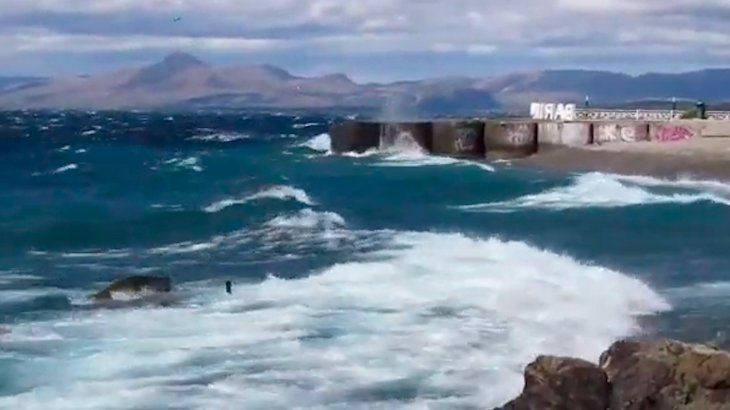 La furia del viento: impresionantes olas en el lago Nahuel Huapi
