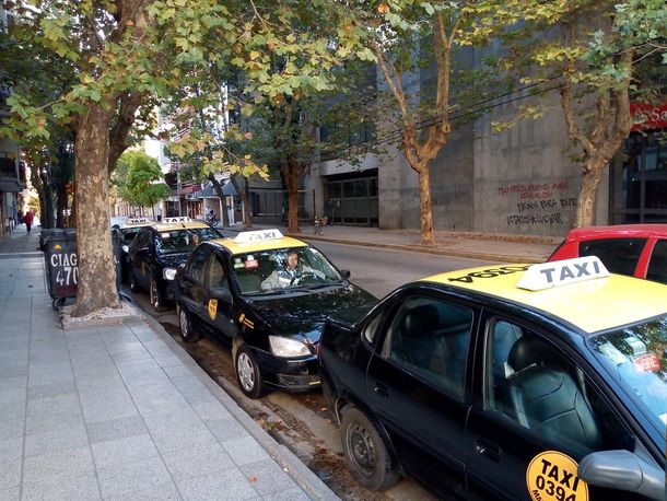 Mar del Plata: taxistas pararán por tiempo indeterminado contra Uber y Cabify