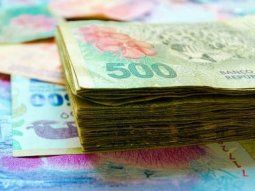 Le arrojó un fajo de billetes a un policía y le dijo: ¿Por cuánta guita me dejás ir?