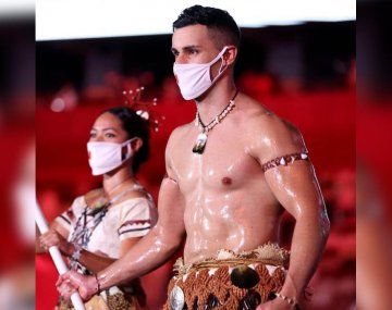 Quién es el abanderado de Tonga que desfiló con el torso desnudo en los Juegos Olímpicos