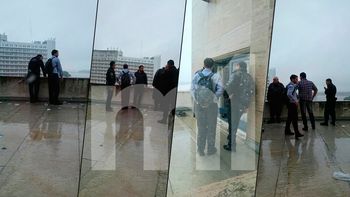 detuvieron a dos empleados judiciales por colgar una bandera a favor de cristina detuvieron a dos empleados judiciales por colgar una bandera a favor de cristina