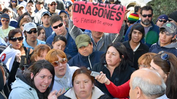 Las Dragonas se suman a los piquetes en los yacimientos
