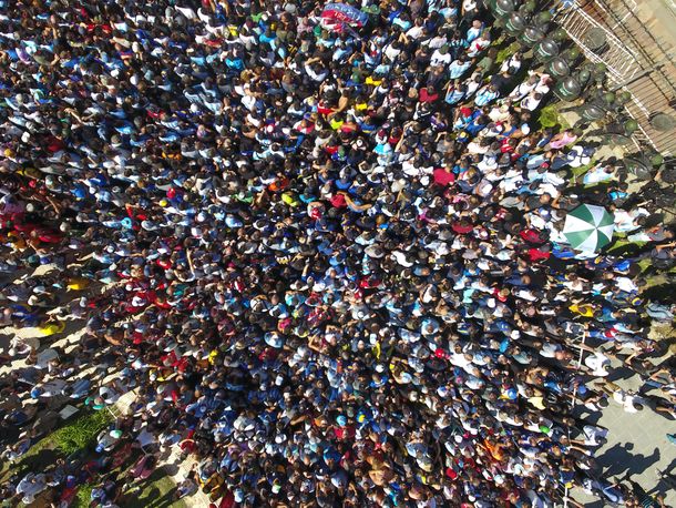 VIDEO: Así derribaban las vallas para entrar a la Casa Rosada para el velatorio de Diego Maradona
