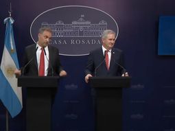 adorni cruzo a un periodista para evadir su pregunta: no es una charla de cafe adorni cruzo a un periodista para evadir su pregunta: no es una charla de cafe