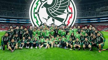 La Selección Mexicana posando en el remodelado Estadio Azteca. un recinto donde solía ser una fortaleza para el Tri, pero que ya no lo es más. La Selección Mexicana posando en el remodelado Estadio Azteca. un recinto donde solía ser una fortaleza para el Tri, pero que ya no lo es más.