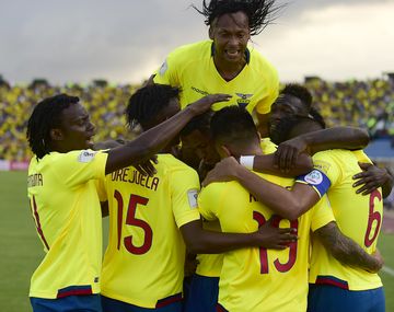 Los jugadores de Ecuador festejan tras el gol de Cristian Ramirez.