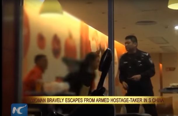 Amenazada con un cuchillo en el cuello, una rehén logró escapar