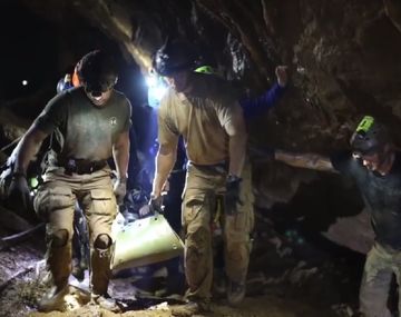 Los 12 chicos y su instructor fueron rescatados con éxito