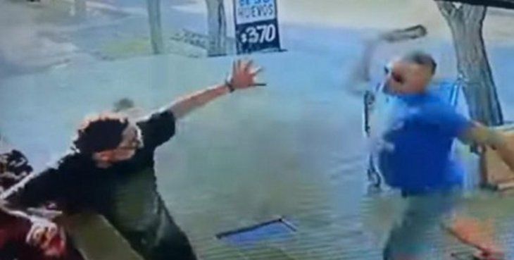 VIDEO: Le pegó un botellazo a un comerciante porque le pidió que se ponga el barbijo