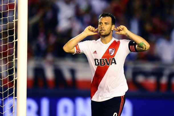 A la distancia, Cavenaghi ya calienta el Superclásico del domingo