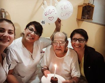 Oscar fesjeando su cumple junto a las enfermeras