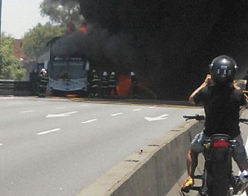 Un colectivo se incendió en plena General Paz.