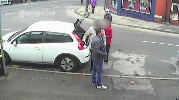 Mirá cómo le roban a una pareja de ancianos sin que se den cuenta