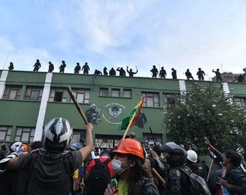 Crece la tensión en Bolivia: se amotinaron los policías que custodian el Palacio Presidencial