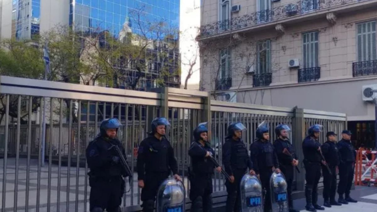 Refuerzan la seguridad en las embajadas de Israel e Irán en Buenos Aires por la escalada bélica