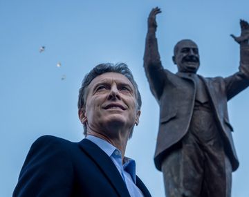 Mauricio Macri con el monumento a Juan Domingo Perón que inauguró en la campaña de 2015