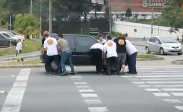 La venganza de un grupo de peatones contra un automovilista