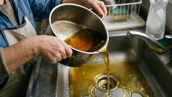 El aceite vegetal usado es uno de los contaminantes más comunes en los hogares. El aceite vegetal usado es uno de los contaminantes más comunes en los hogares.