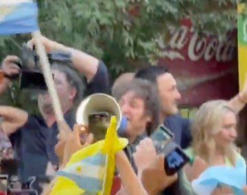 Tensión con Milei en Mendoza: logró caminar 10 minutos con un megáfono