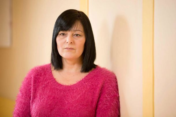 Helen Stockford guarda la ropa ensangrentada de su hijo en el freezer