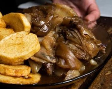 Este bodegón porteño ofrece diferentes preparaciones, entre las que se destaca la carne al horno con papas. 