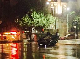 increible choque y vuelco en la zona de tribunales: hay un herido increible choque y vuelco en la zona de tribunales: hay un herido