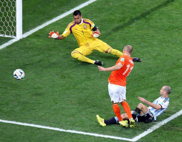 La barrida de Mascherano que le sacó el gol a Robben y mantuvo con vida a la Argentina