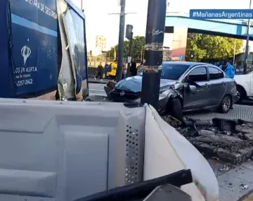 Un auto se incrustó en una garita policial en Liniers: dos efectivos heridos