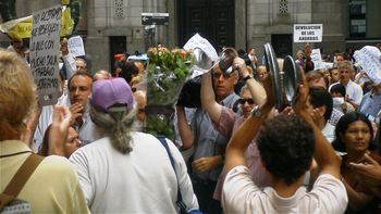 indemnizan a un gerente del hsbc quemado en 2001 indemnizan a un gerente del hsbc quemado en 2001