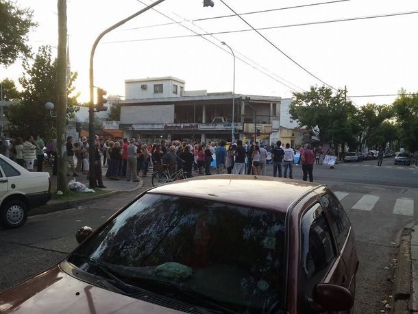 A 10 días de la ocupación, los vecinos de Lugano protestaron contra la toma