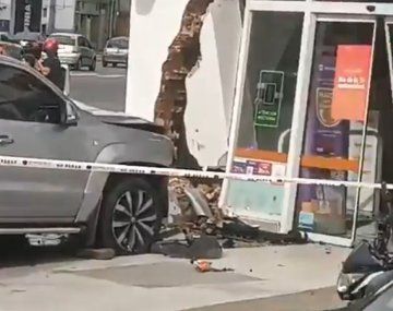Impresionante choque en Caballito: una camioneta se incrustó en una farmacia