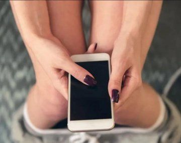 La insólita relación de un médico mediático entre el uso del celular y las hemorroides
