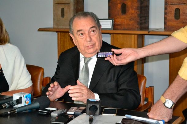 El gobernador de La Pampa denunció entrega de votos con dinero