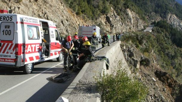 Cayó por un precipicio de 100 metros y sobrevivió