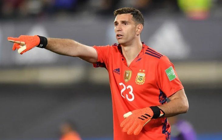 Dibu Martínez sorprendió a todos con un particular look