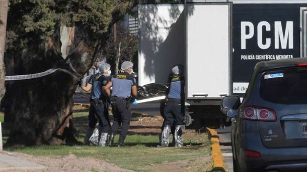 Un m&oacute;vil policial y una ambulancia acudieron a la vivienda tras un llamado a la l&iacute;nea de emergencia de parte del sobrino de la v&iacute;ctima