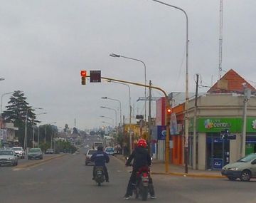 El agente de tránsito a punto de cruzar el semáforo en rojo