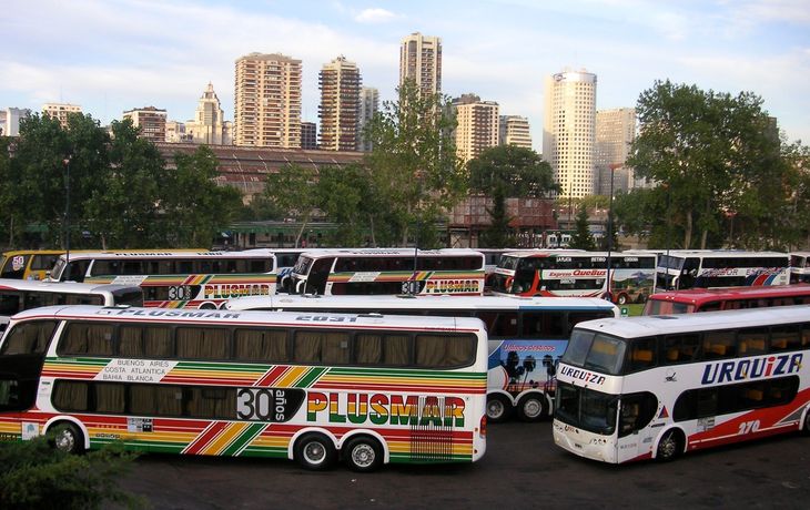 Caos en Retiro: bloquean la salida y los micros no pueden salir de la terminal